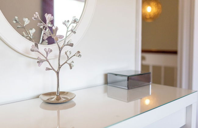 Central 2 Bed House w/ Garden and Free Parking! - Photo 27