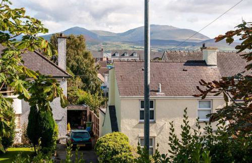 Compact Modern Apartment Single Person or Couple Only - Photo 12