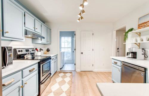 Stylish New 3BR 2.5BA Fire Pit Fence yard - Foto 43