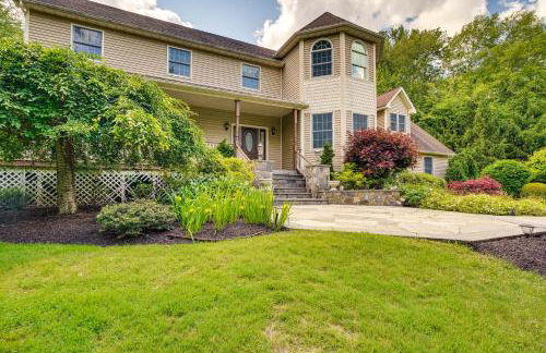 Serene Hudson Valley Escape with Pool and Grill - Foto 33