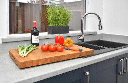 Moonlight House - sleeps 7, driveway, garden - Photo 28