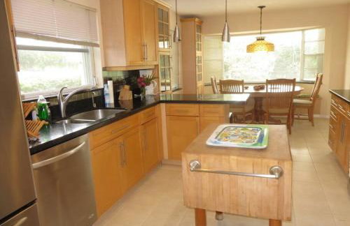 Spacious villa, pool, water views, walk to beach - Foto 34