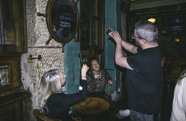 Explorez Glasgow : Visite à pied du Scottish Rogue Whisky Bar - Photo 8