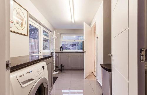 4 bedroom house, 2 Min Walk From Station - Photo 7