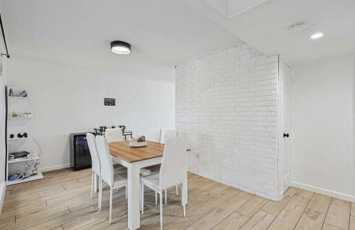 Charming 3Bd 2Ba Home with Private Pool - Foto 26