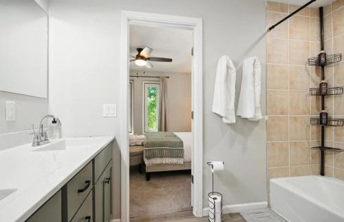 Stylish 2BR Loft Near ISU Hospitals & Downtown - Foto 15