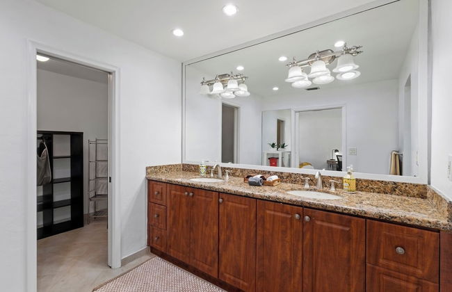 Family-friendly 5BR Home w/ Heated Pool & Parking - Foto 34