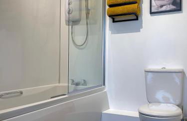 Central 2-bedroom apartment, Montrose - Photo 22