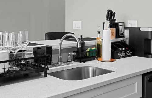 1BR • City Views • Queen + SofaBed • WiFi & 2 TVs - Photo 36