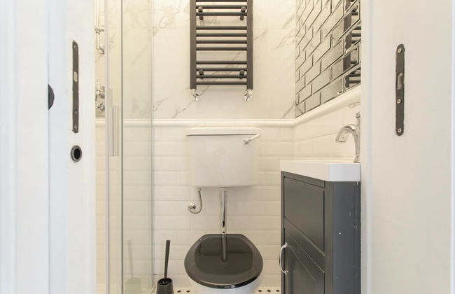 4-bed Flat in West London, Sleeps 8, 8 min to Tube - Foto 19