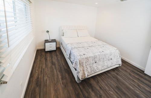 Chic 1-Bedroom with Dinning area in Central Location Close to Downtown with Free Parking - Foto 18