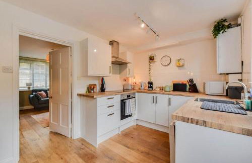 Cheerful 3 bed Grade II Central Cottage - Foto 17