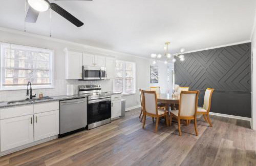 Perfect cute home in Garner with firepit & king bed - Foto 6