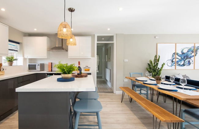 Bosham 3 BR Beach House With Garden Playhouse - Photo 1