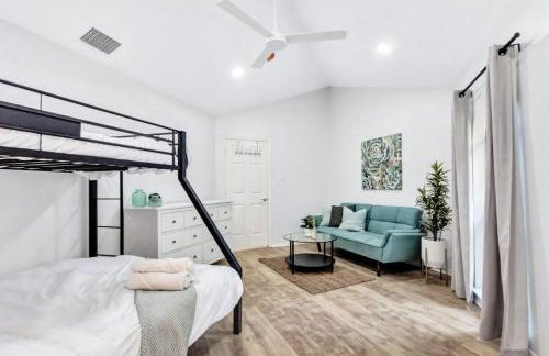 Lakefront Luxe 6BR 4B Home with Pool & Hot Tub - Foto 25