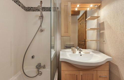 Chateau - Charming Apartment in the city Center with 3 bedrooms - By Cozee Rentals - Foto 18