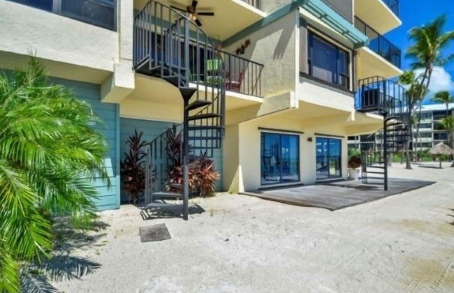 Direct Oceanfront With Private Staircase To Beach Prestigious Islamorada Condocomplex 2 Bedroom Condo by RedAwning - Photo 24