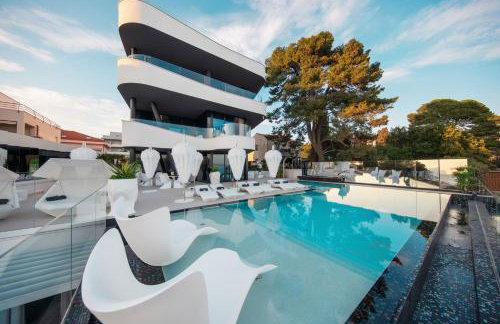 Posh Residence Luxury Suites - Photo 23