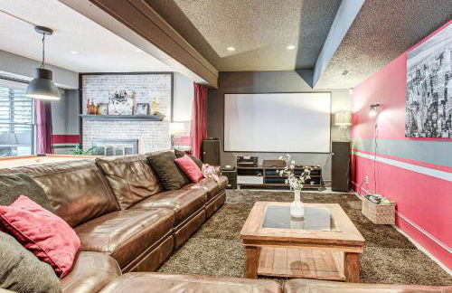 4,100-Sq-Ft Gem with Pool Table and Yard in Raleigh - Foto 27