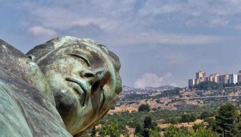 La estatua caida de Ícaro en el Valle de los Templos