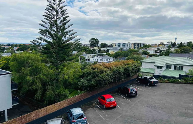 Centrally Located Light-filled Studio w/ Parking - Foto 32