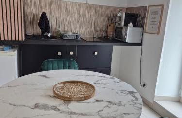 La longère du Moulin, logement T2 indépendant tout équipé avec cuisine, parking individuel avec portail, salon de jardin, belle grande chambre - Foto 13