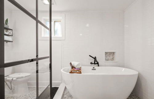 Couples Retreat with Hot Tub, Beach Cruisers, Spa Bath - Foto 34