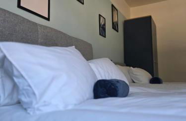 Stylish 3-Bed Home with Parking - Ideal for Long Stays - Photo 16