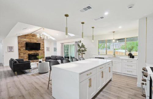 3-BD Backyard Oasis w Pool Patio Firepit - Foto 21