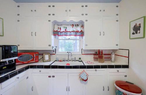 PRIVATE HOME Walk to Downtown CHERRY BLOSSOM COTTAGE Hot Tub SLEEPS UP TO 6 GUESTS - Foto 5