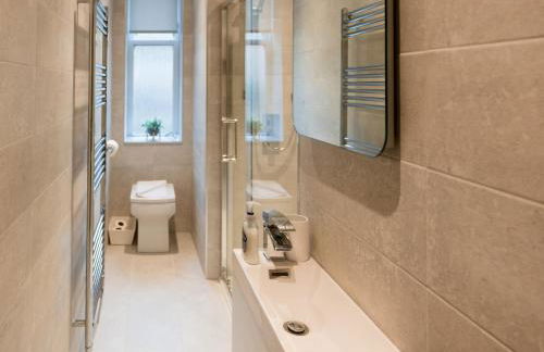 Superb 1Bed Flat in Fabulous West End - Pass the Keys - Foto 23