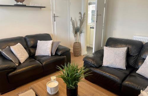 Delightful 2 bed detached home with secure parking - Foto 4