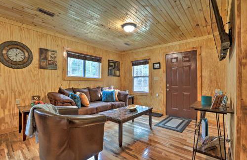 Cozy Creekside Cabin about 24 Mi to Red River! - Foto 1
