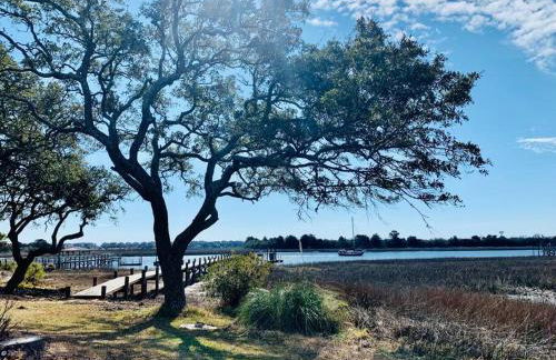 Dolphin Cove - Whole WATERFRONT House with Dock - Foto 18