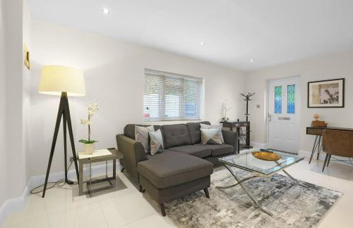 Modern Comfort 2-Bedroom, 2-Bathroom House - Photo 2