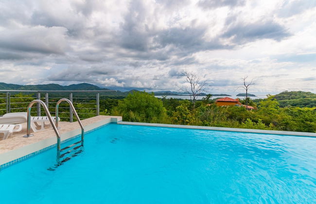 Modern Hillside Home with Sleek Interiors and Panoramic Poolside Views - Foto 25