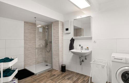 MOLA Apartments-Ferienwohnung für 5 Personen-separater Eingang-Gratis Parkplatz-Terrasse-Grill-Highspeed WLAN-auch für Langzeit geeignet - Foto 21