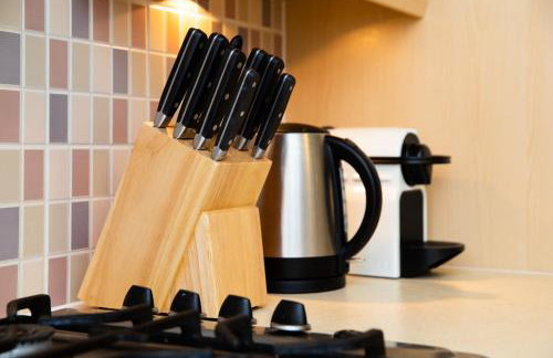 Modern and Spacious Home From Home 1 mile from M1 - with Netflix, Prime Video, PS5, free parking, superfast WiFi, BBQ - Sleeps 11 - By Brightleap Apartments - Foto 15