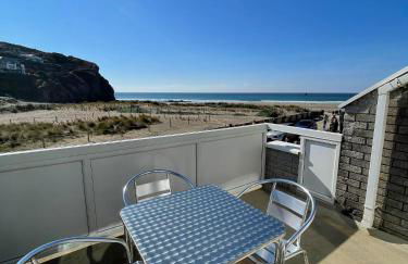 Whispering Waves in Porthtowan, Beachfront Apartment - Photo 1