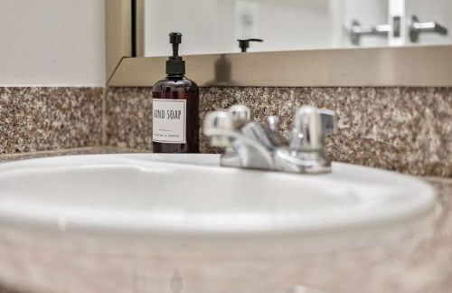 2BR Downtown Gem with Arcade games! - Sleeps 7 - Near Convention Center - Stadium - Photo 23