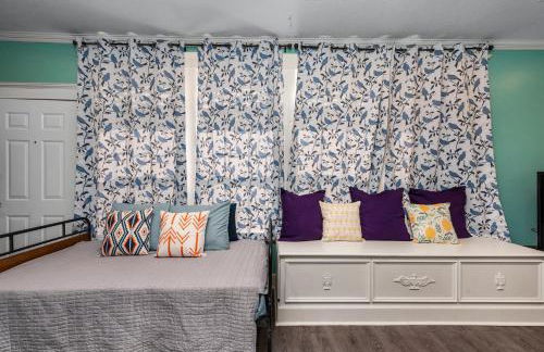 Comfy Studio with King Bed & Full Kitchen - Near Attractions - Foto 6