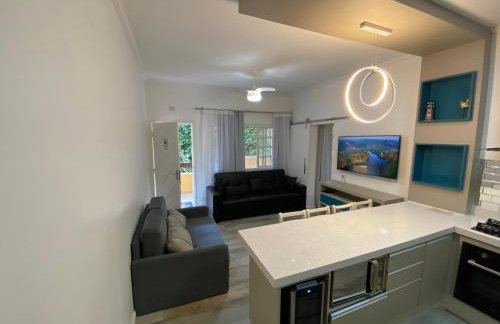 Fabuloso flat 241, Amarílis, Riviera de São Lourenço 3 Piscinas climatizadas carregador veiculo eletrico 2 quartos sendo uma suíte internet 500mb Adega, cozinha equipada completa, serviço de praia fim de semana limpeza trocas de toalhas, - Foto 7