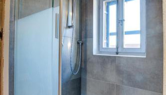 Secluded stone villa with private pool & garden - Foto 3, Shower