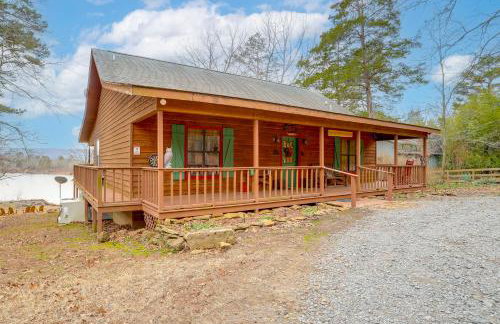 Deck and Fire Pit Waterfront Cabin in Greers Ferry! - Foto 1