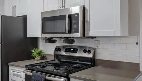 Contemporary 2BR Stay - Pool and Gym and Grill Area - Photo 3