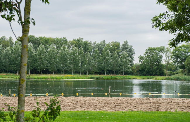 Quiet Lakeside Escape for Four - Foto 32