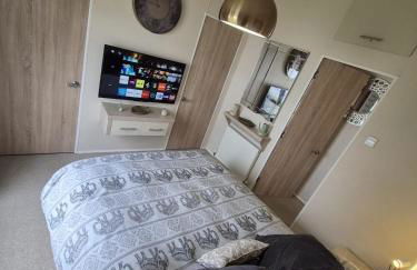 The Blue Lagoon 2 bedroom lodge with hot tub - Foto 46