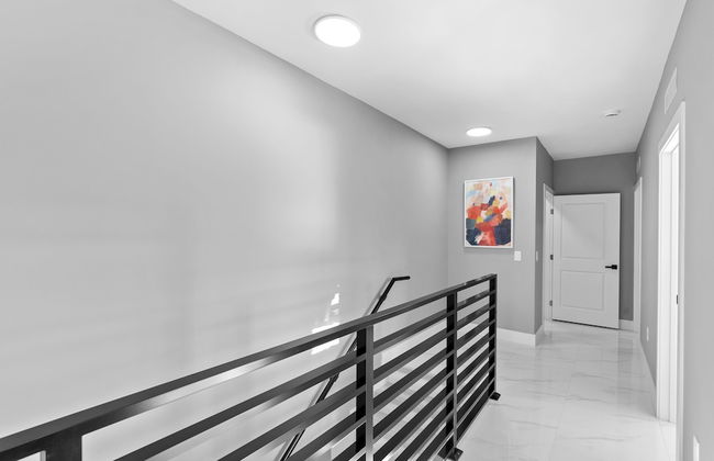 Modern 4-BR House with Free Parking - Photo 26