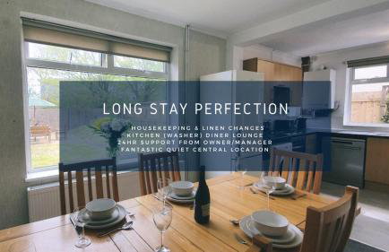 Free Parking, Ideal for long term contractor, etc stays, Fast WIFI, 3 miles 7 mins drive to Nissan, 15 mins to Sunderland Newcastle, Regular Housekeeping Options - Dwellcome Home Ltd 3 DOUBLE Bedroom House Boldon - see our site for assurance - Foto 1