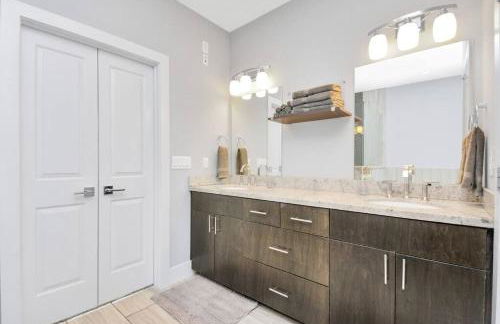 Skyline Views - Sleeps 10 Home Near Downtown - Photo 53